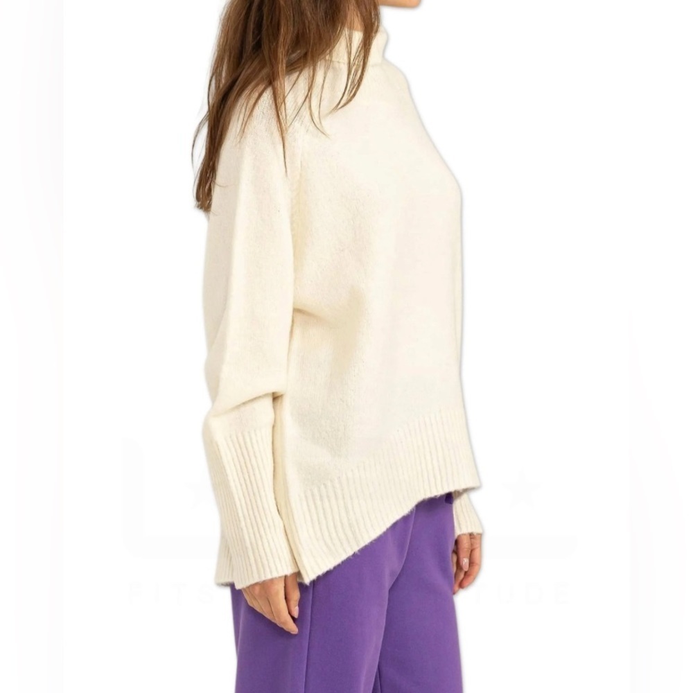 NEW-Double Zero
Loose Fit Turtleneck Sweater - Cream. Raglan sleeve soft sweater